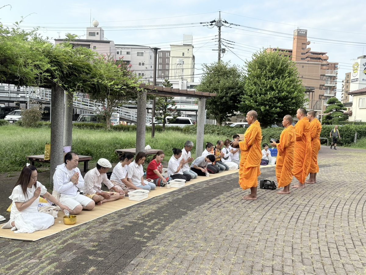 ใส่บาตร 1