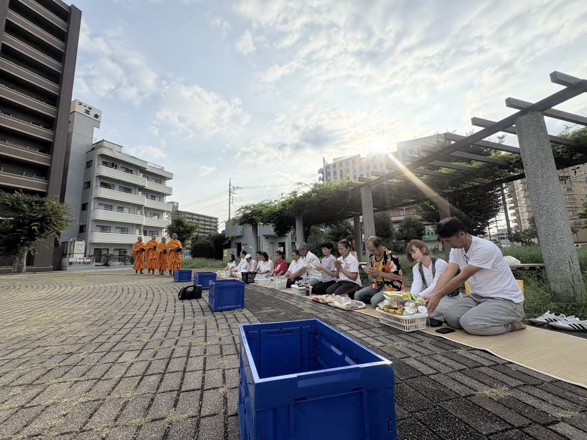 ใส่บาตร 2