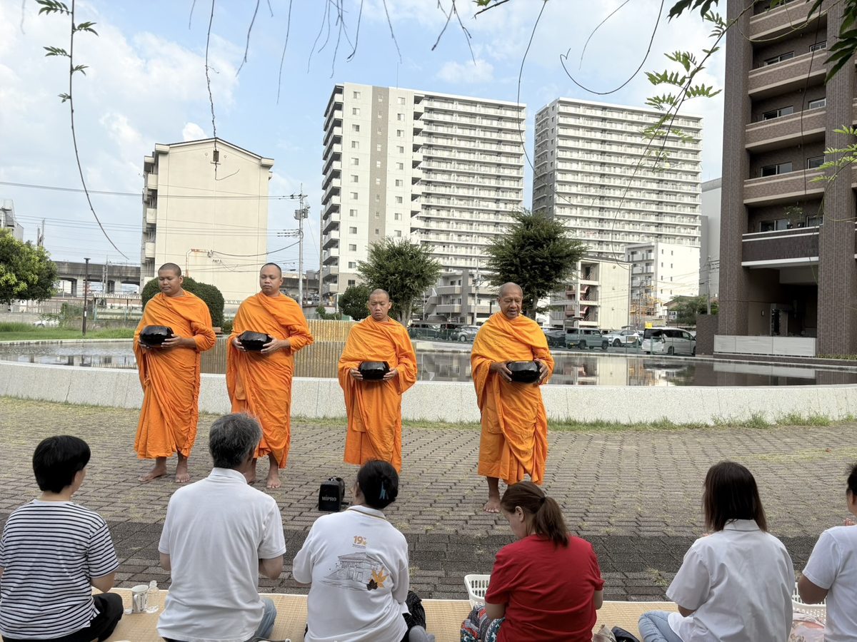 ใส่บาตร 4